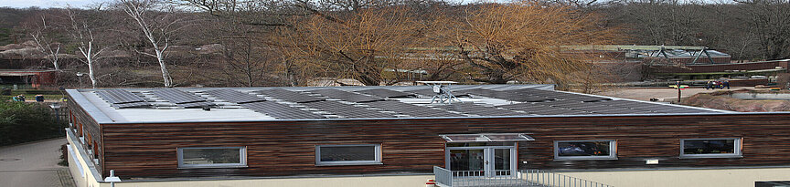 Photovoltaik-Anlage auf dem Dach der Tierklinik des Zoo Leipzig