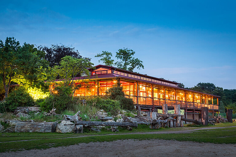 "Kiwara-Lodge" auf der Kiwara- Savanne mit Beleuchtung