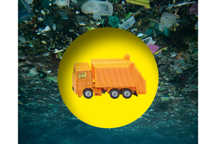 Ein oranges Müllauto ist im Vordergrund platziert, während der Hintergrund mit einem Plastik-überfluteten Meer ausgefüllt ist. 