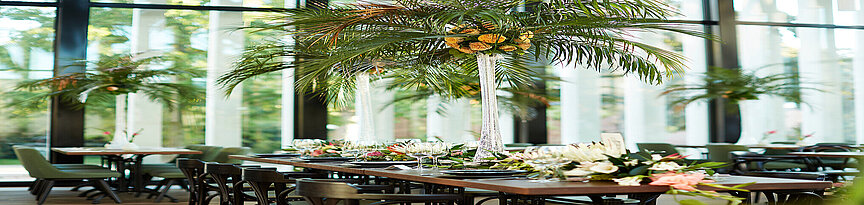 Palmensaal mit gedeckten Tischen