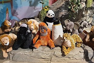 Jumbo_Plueschtiere im Zooshop: Panda, Pinguin, Löwe & Co.
