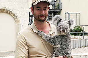 Pfleger trägt Koala