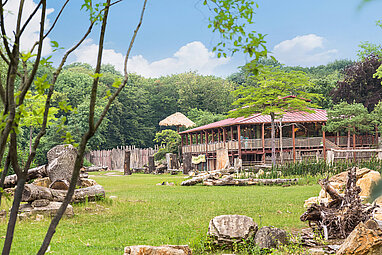 "Kiwara-Lodge" auf der Kiwara-Savanne