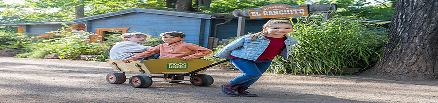 Zwei Kinder beim Spaziergang durch den Zoo Leipzig
