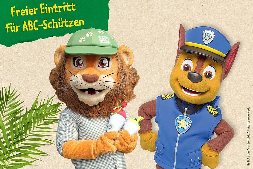 Maskottchen Tammi mit zwei Schultüren und Chase von Paw Patrol, grüner Farn im Hintergrund