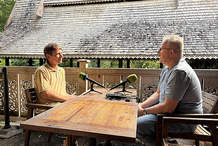 Thomas Liebenstein mit Dirk Hentze am Tisch in Gondwanaland, 2 Mikrofone auf Tisch