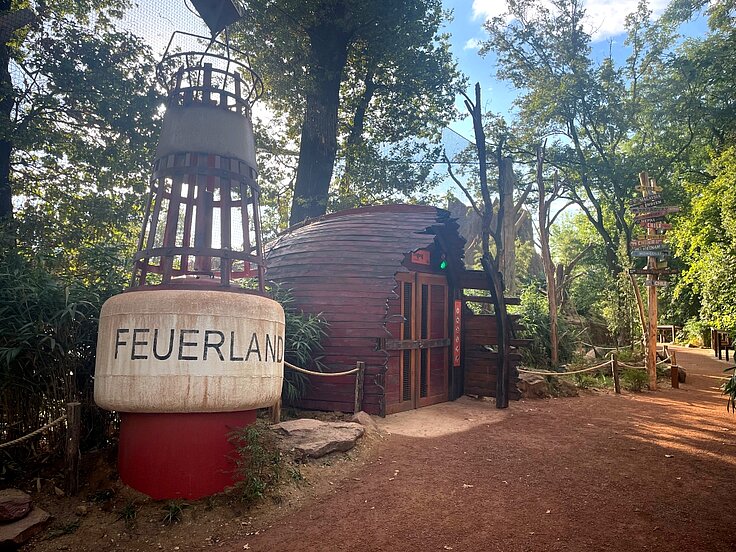 Eingangsbereich zu Feuerland mit großer Bojen-Nachbildung und Schiffsbug als Eingang