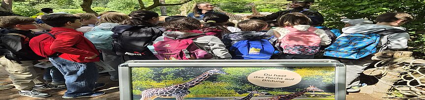 Giraffen hinter vielen Kindern