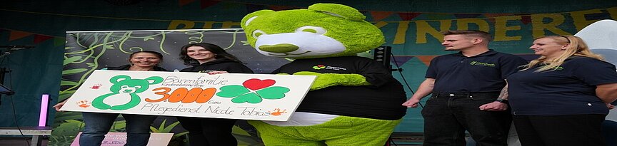 Scheckuebergabe_Nicole_Tobias an Uni Kinderklinik mit Maskottchen