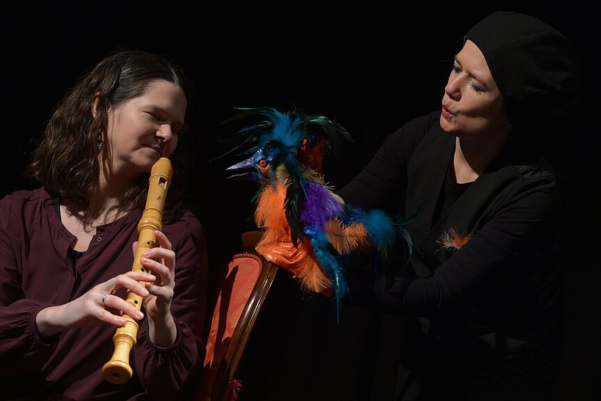 La Ninfea Kokopelli 2 Künstlerinnen, eine mit Flöte, eine Mit Vogel-Handpuppe