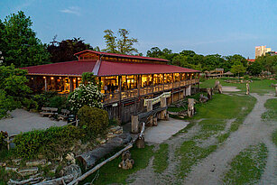 Kiwara-Lodge von außen bei Sonnenuntergang