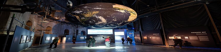 Begleitausstellung_ANTARKTIS_Panometer_Weltkugel im Ausstellungsraum