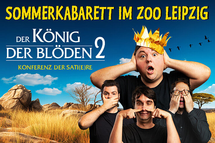 Plakat Sommerkabarett im Zoo Leipzig, Titel "Der König der Blöden 2", 4 Kabarettisten vor einer Savannenlandschaft halten sich Augen, Ohren und Mund zu