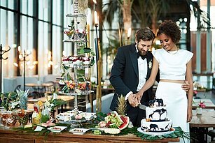 Hochzeitspaket im Palmensaal - Brautpaar beim Tortenanschnitt