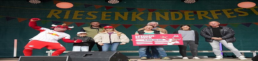 Scheckuebergabe_RBL an Uni Kinderklinik mit Maskottchen Bulli