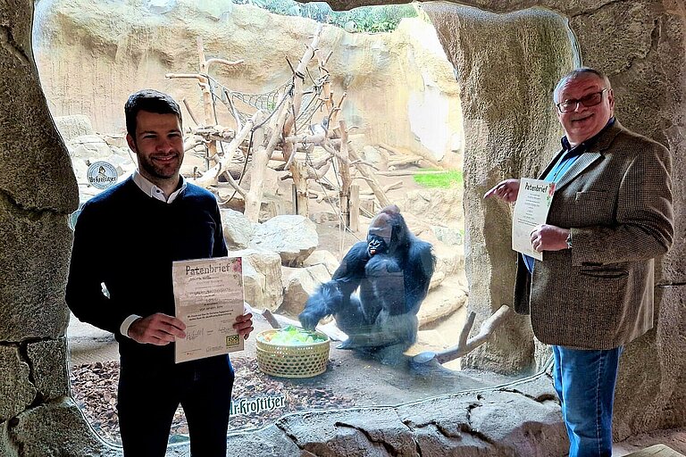 Krostitzer Chef Welter und Marketingleiter Kamann vor dem Gorillagehege
