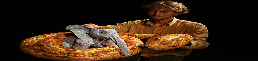 Puppenspieler mit Handpuppe Elefant und Handpuppe Schlange