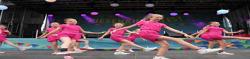 Mädchen in pinken Tanzkostümen der Tanzgruppe_AlphaSixtyNine