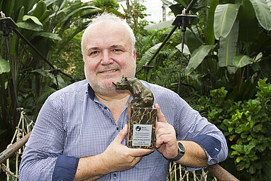 Zoodirektor präsentiert den Heini Hediger Award in der Gondwanalandhalle.