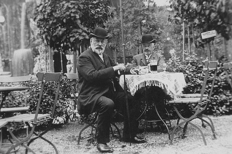 Ernst Pinkert in einer Aufnahme von Hans Flotow. Die Person im Hintergrund ist unbekannt. Dr. Hans Flotow (auch Flothow) war der Sohn von Johanna Hšhne, der zweiten Ehefrau Pinkerts. 
