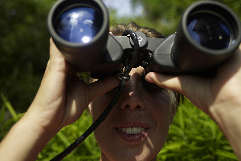 Blick durch ein Fernglas Blick durch ein Fernglas