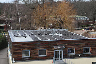 Photovoltaik-Anlage auf dem Dach der Tierklinik des Zoo Leipzig